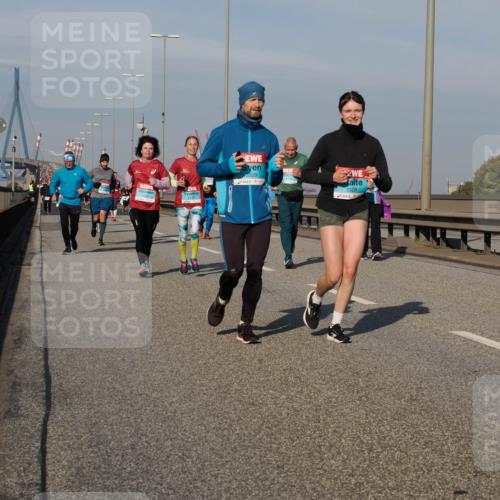 03.10.2025 - Köhlbrandbrückenlauf Fabian Wolf http://msf.ph/oto/9068171 03.10.2025 10:10:57 Position 3 3329, 3328 meine-sportfotos.de
