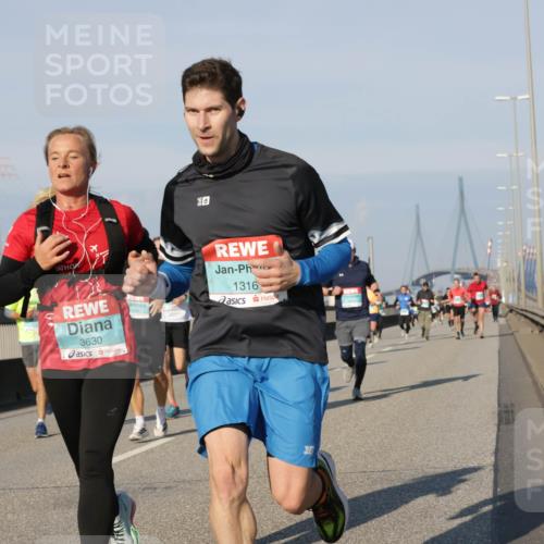 03.10.2025 - Köhlbrandbrückenlauf Jannik Wohlers http://msf.ph/oto/9068599 03.10.2025 09:47:58 Position 3 6, 3630, 1316 meine-sportfotos.de