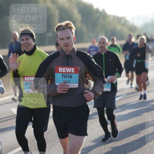 03.10.2025 - Köhlbrandbrückenlauf Jannik Wohlers http://msf.ph/oto/9068609 03.10.2025 09:16:31 Position 3 3227, 1623, 1626 meine-sportfotos.de