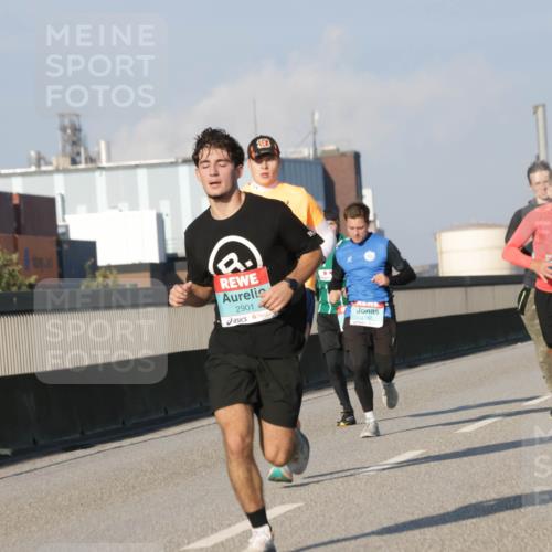 03.10.2025 - Köhlbrandbrückenlauf Jannik Wohlers http://msf.ph/oto/9068779 03.10.2025 09:48:05 Position 3 2901, 2947, 65 meine-sportfotos.de