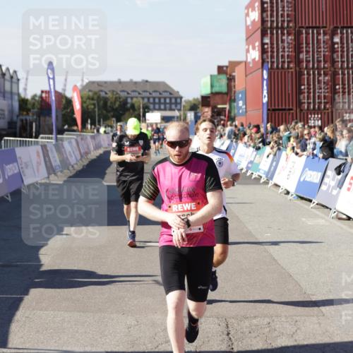 03.10.2025 - Köhlbrandbrückenlauf Jannik Wohlers http://msf.ph/oto/9068879 03.10.2025 13:13:31 Ziel 4065, 4324, 4383, 4448, 4580, 4595, 4853, 5034, 5147, 5261, 5358 meine-sportfotos.de