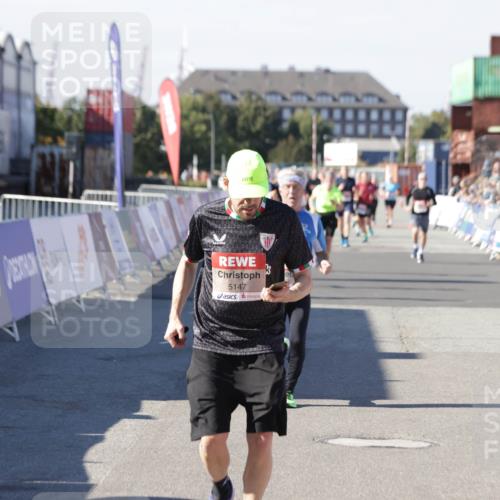 03.10.2025 - Köhlbrandbrückenlauf Jannik Wohlers http://msf.ph/oto/9068947 03.10.2025 13:13:33 Ziel 4065, 4324, 4383, 4448, 4461, 4580, 4595, 5147, 5261, 5358 meine-sportfotos.de