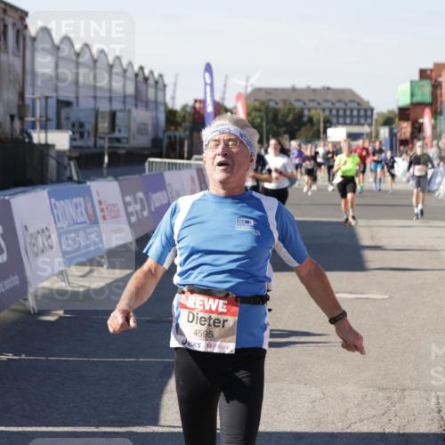03.10.2025 - Köhlbrandbrückenlauf Jannik Wohlers http://msf.ph/oto/9069100 03.10.2025 13:13:37 Ziel 4065, 4324, 4448, 4461, 4580, 4595, 5147, 5908, 6116, 6363 meine-sportfotos.de