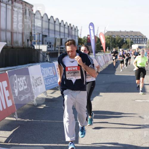 03.10.2025 - Köhlbrandbrückenlauf Jannik Wohlers http://msf.ph/oto/9069139 03.10.2025 13:13:40 Ziel 4065, 4461, 4580, 4595, 5147, 5802, 5884, 5886, 5908, 6116, 6363 meine-sportfotos.de