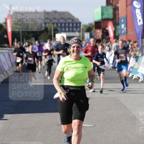 03.10.2025 - Köhlbrandbrückenlauf Jannik Wohlers http://msf.ph/oto/9069179 03.10.2025 13:13:42 Ziel 4348, 4461, 4580, 4595, 5147, 5802, 5884, 5886, 5908, 6116, 6363, 6366 meine-sportfotos.de