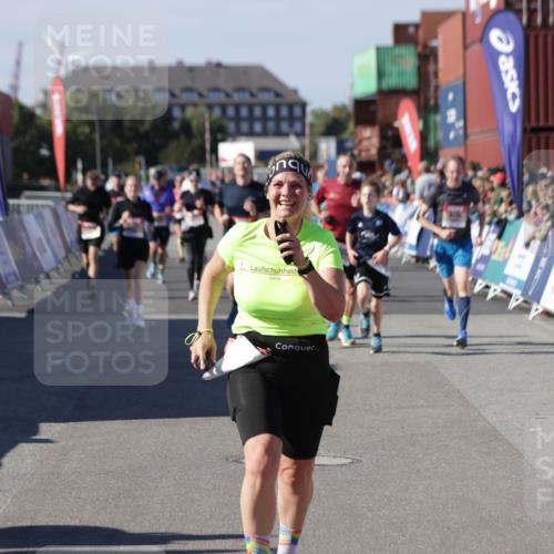 03.10.2025 - Köhlbrandbrückenlauf Jannik Wohlers http://msf.ph/oto/9069190 03.10.2025 13:13:43 Ziel 4348, 4461, 4595, 5147, 5802, 5884, 5886, 5908, 6116, 6363, 6366 meine-sportfotos.de