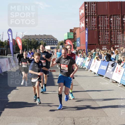 03.10.2025 - Köhlbrandbrückenlauf Jannik Wohlers http://msf.ph/oto/9069304 03.10.2025 13:13:46 Ziel 4348, 4461, 4522, 4642, 5640, 5802, 5884, 5886, 5908, 6116, 6228, 6363, 6366, 6487, 6488, 6604 meine-sportfotos.de