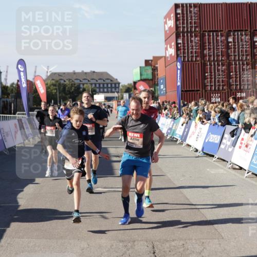 03.10.2025 - Köhlbrandbrückenlauf Jannik Wohlers http://msf.ph/oto/9069308 03.10.2025 13:13:46 Ziel 4348, 4461, 4522, 4642, 5640, 5802, 5884, 5886, 5908, 6116, 6228, 6363, 6366, 6487, 6488, 6604 meine-sportfotos.de