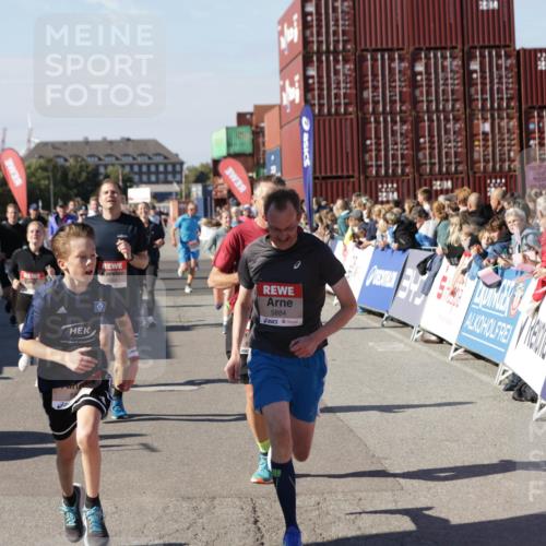 03.10.2025 - Köhlbrandbrückenlauf Jannik Wohlers http://msf.ph/oto/9069332 03.10.2025 13:13:46 Ziel 4348, 4461, 4522, 4642, 5640, 5802, 5884, 5886, 5908, 6116, 6228, 6363, 6366, 6487, 6488, 6604 meine-sportfotos.de