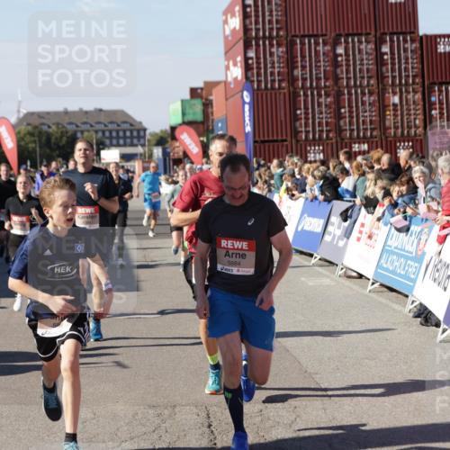 03.10.2025 - Köhlbrandbrückenlauf Jannik Wohlers http://msf.ph/oto/9069335 03.10.2025 13:13:46 Ziel 4348, 4461, 4522, 4642, 5640, 5802, 5884, 5886, 5908, 6116, 6228, 6363, 6366, 6487, 6488, 6604 meine-sportfotos.de