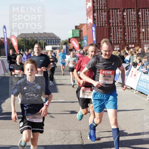 03.10.2025 - Köhlbrandbrückenlauf Jannik Wohlers http://msf.ph/oto/9069349 03.10.2025 13:13:47 Ziel 4348, 4461, 4522, 4642, 5078, 5640, 5802, 5884, 5886, 5908, 6116, 6125, 6227, 6228, 6363, 6366, 6487, 6488, 6604 meine-sportfotos.de