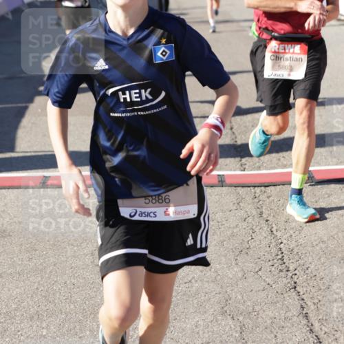 03.10.2025 - Köhlbrandbrückenlauf Jannik Wohlers http://msf.ph/oto/9069402 03.10.2025 13:13:47 Ziel 4348, 4461, 4522, 4642, 5078, 5640, 5802, 5884, 5886, 5908, 6116, 6125, 6227, 6228, 6363, 6366, 6487, 6488, 6604 meine-sportfotos.de