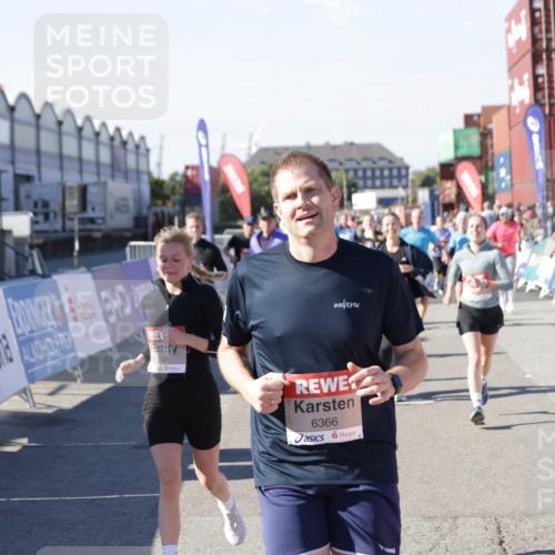03.10.2025 - Köhlbrandbrückenlauf Jannik Wohlers http://msf.ph/oto/9069415 03.10.2025 13:13:49 Ziel 4188, 4348, 4461, 4522, 4612, 4642, 5078, 5640, 5802, 5884, 5886, 5908, 6116, 6125, 6227, 6228, 6363, 6366, 6487, 6488, 6604 meine-sportfotos.de