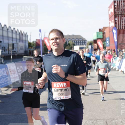 03.10.2025 - Köhlbrandbrückenlauf Jannik Wohlers http://msf.ph/oto/9069421 03.10.2025 13:13:49 Ziel 4188, 4348, 4461, 4522, 4612, 4642, 5078, 5640, 5802, 5884, 5886, 5908, 6116, 6125, 6227, 6228, 6363, 6366, 6487, 6488, 6604 meine-sportfotos.de