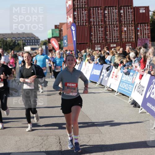 03.10.2025 - Köhlbrandbrückenlauf Jannik Wohlers http://msf.ph/oto/9069455 03.10.2025 13:13:50 Ziel 4188, 4306, 4348, 4522, 4612, 4642, 5078, 5640, 5700, 5802, 5884, 5886, 5908, 6116, 6125, 6227, 6228, 6363, 6366, 6487, 6488, 6604 meine-sportfotos.de
