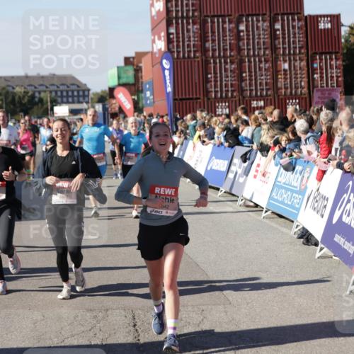 03.10.2025 - Köhlbrandbrückenlauf Jannik Wohlers http://msf.ph/oto/9069459 03.10.2025 13:13:50 Ziel 4188, 4306, 4348, 4522, 4612, 4642, 5078, 5640, 5700, 5802, 5884, 5886, 5908, 6116, 6125, 6227, 6228, 6363, 6366, 6487, 6488, 6604 meine-sportfotos.de