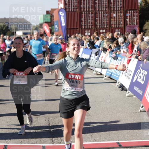 03.10.2025 - Köhlbrandbrückenlauf Jannik Wohlers http://msf.ph/oto/9069472 03.10.2025 13:13:51 Ziel 4188, 4306, 4348, 4522, 4612, 4642, 4868, 5078, 5640, 5700, 5802, 5884, 5886, 6116, 6125, 6227, 6228, 6363, 6366, 6487, 6488, 6604 meine-sportfotos.de