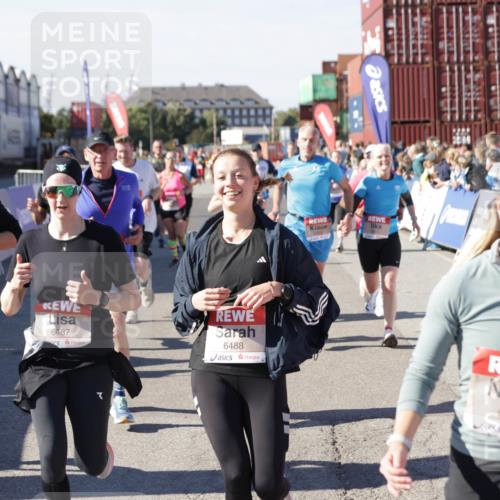 03.10.2025 - Köhlbrandbrückenlauf Jannik Wohlers http://msf.ph/oto/9069489 03.10.2025 13:13:52 Ziel 4188, 4306, 4348, 4522, 4612, 4642, 4868, 5078, 5640, 5700, 5802, 5884, 5886, 6116, 6125, 6227, 6228, 6363, 6366, 6487, 6488, 6604, 6766 meine-sportfotos.de