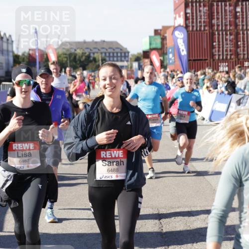 03.10.2025 - Köhlbrandbrückenlauf Jannik Wohlers http://msf.ph/oto/9069506 03.10.2025 13:13:52 Ziel 4188, 4306, 4348, 4522, 4612, 4642, 4868, 5078, 5640, 5700, 5802, 5884, 5886, 6116, 6125, 6227, 6228, 6363, 6366, 6487, 6488, 6604, 6766 meine-sportfotos.de