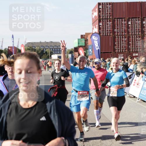 03.10.2025 - Köhlbrandbrückenlauf Jannik Wohlers http://msf.ph/oto/9069515 03.10.2025 13:13:53 Ziel 4188, 4306, 4348, 4522, 4612, 4642, 4868, 5078, 5640, 5700, 5802, 5884, 5886, 6125, 6227, 6228, 6366, 6487, 6488, 6604, 6766 meine-sportfotos.de