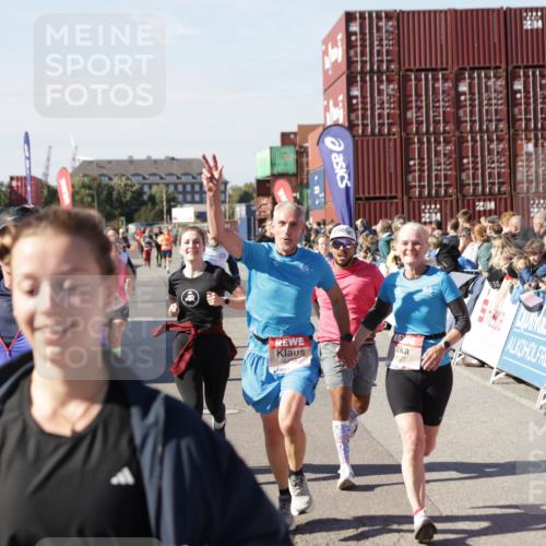 03.10.2025 - Köhlbrandbrückenlauf Jannik Wohlers http://msf.ph/oto/9069516 03.10.2025 13:13:53 Ziel 4188, 4306, 4348, 4522, 4612, 4642, 4868, 5078, 5640, 5700, 5802, 5884, 5886, 6125, 6227, 6228, 6366, 6487, 6488, 6604, 6766 meine-sportfotos.de