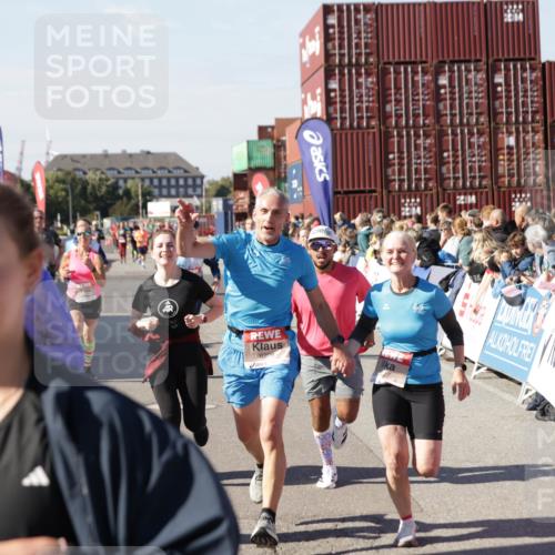 03.10.2025 - Köhlbrandbrückenlauf Jannik Wohlers http://msf.ph/oto/9069524 03.10.2025 13:13:53 Ziel 4188, 4306, 4348, 4522, 4612, 4642, 4868, 5078, 5640, 5700, 5802, 5884, 5886, 6125, 6227, 6228, 6366, 6487, 6488, 6604, 6766 meine-sportfotos.de