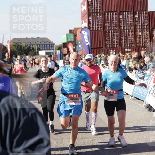03.10.2025 - Köhlbrandbrückenlauf Jannik Wohlers http://msf.ph/oto/9069530 03.10.2025 13:13:53 Ziel 4188, 4306, 4348, 4522, 4612, 4642, 4868, 5078, 5640, 5700, 5802, 5884, 5886, 6125, 6227, 6228, 6366, 6487, 6488, 6604, 6766 meine-sportfotos.de