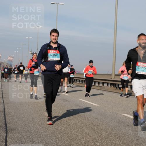 03.10.2025 - Köhlbrandbrückenlauf Fabian Wolf http://msf.ph/oto/9069569 03.10.2025 10:11:56 Position 3 3780, 1763 meine-sportfotos.de