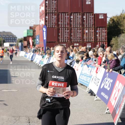 03.10.2025 - Köhlbrandbrückenlauf Jannik Wohlers http://msf.ph/oto/9069656 03.10.2025 13:13:59 Ziel 4188, 4306, 4522, 4612, 4642, 4868, 5078, 5640, 5700, 5727, 6125, 6227, 6228, 6318, 6487, 6488, 6604, 6766 meine-sportfotos.de