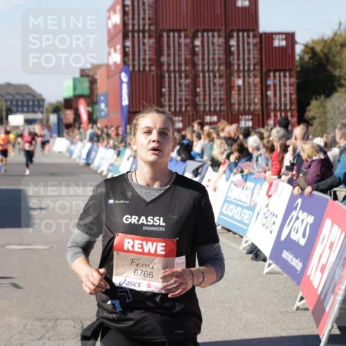 03.10.2025 - Köhlbrandbrückenlauf Jannik Wohlers http://msf.ph/oto/9069676 03.10.2025 13:14:00 Ziel 4188, 4306, 4522, 4612, 4642, 4868, 5078, 5640, 5700, 5727, 6125, 6227, 6228, 6318, 6487, 6488, 6604, 6766 meine-sportfotos.de