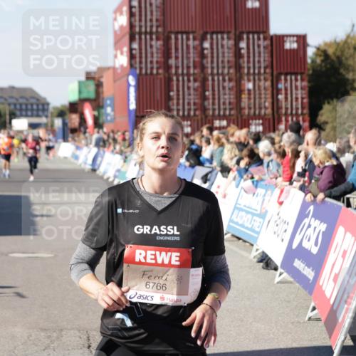 03.10.2025 - Köhlbrandbrückenlauf Jannik Wohlers http://msf.ph/oto/9069683 03.10.2025 13:14:00 Ziel 4188, 4306, 4522, 4612, 4642, 4868, 5078, 5640, 5700, 5727, 6125, 6227, 6228, 6318, 6487, 6488, 6604, 6766 meine-sportfotos.de