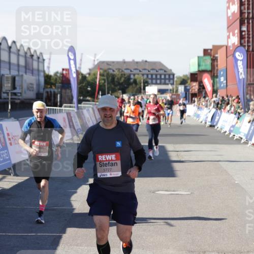 03.10.2025 - Köhlbrandbrückenlauf Jannik Wohlers http://msf.ph/oto/9069768 03.10.2025 13:14:04 Ziel 4188, 4306, 4313, 4612, 4785, 4868, 5700, 5727, 6318, 6766 meine-sportfotos.de