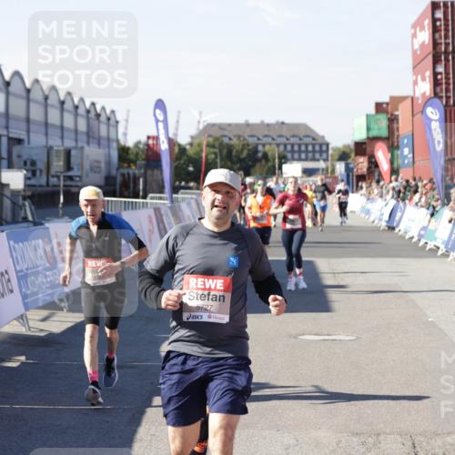 03.10.2025 - Köhlbrandbrückenlauf Jannik Wohlers http://msf.ph/oto/9069783 03.10.2025 13:14:04 Ziel 4188, 4306, 4313, 4612, 4785, 4868, 5700, 5727, 6318, 6766 meine-sportfotos.de