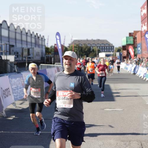 03.10.2025 - Köhlbrandbrückenlauf Jannik Wohlers http://msf.ph/oto/9069797 03.10.2025 13:14:04 Ziel 4188, 4306, 4313, 4612, 4785, 4868, 5700, 5727, 6318, 6766 meine-sportfotos.de