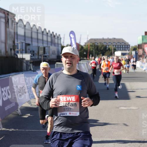 03.10.2025 - Köhlbrandbrückenlauf Jannik Wohlers http://msf.ph/oto/9069815 03.10.2025 13:14:05 Ziel 4188, 4306, 4313, 4612, 4785, 4868, 5700, 5727, 6318, 6766 meine-sportfotos.de