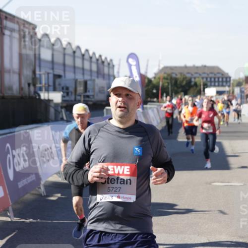 03.10.2025 - Köhlbrandbrückenlauf Jannik Wohlers http://msf.ph/oto/9069821 03.10.2025 13:14:05 Ziel 4188, 4306, 4313, 4612, 4785, 4868, 5700, 5727, 6318, 6766 meine-sportfotos.de