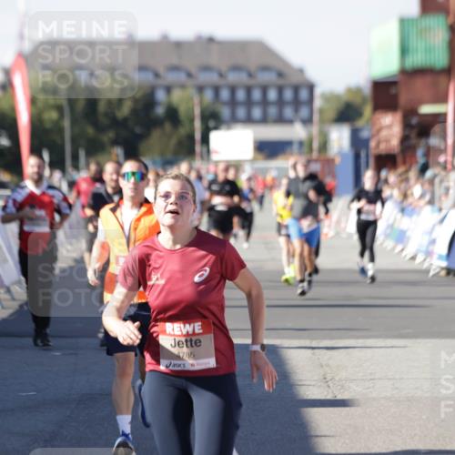 03.10.2025 - Köhlbrandbrückenlauf Jannik Wohlers http://msf.ph/oto/9069835 03.10.2025 13:14:06 Ziel 4306, 4313, 4728, 4785, 4809, 4868, 5700, 5727, 6318, 6766 meine-sportfotos.de