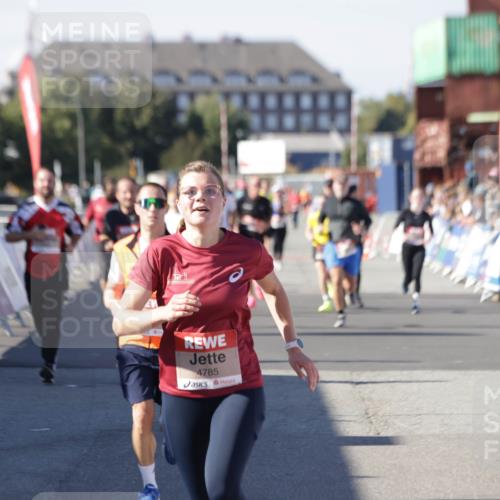 03.10.2025 - Köhlbrandbrückenlauf Jannik Wohlers http://msf.ph/oto/9069842 03.10.2025 13:14:06 Ziel 4306, 4313, 4728, 4785, 4809, 4868, 5700, 5727, 6318, 6766 meine-sportfotos.de
