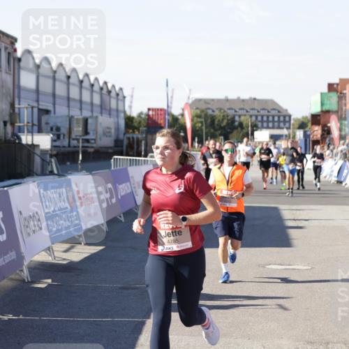 03.10.2025 - Köhlbrandbrückenlauf Jannik Wohlers http://msf.ph/oto/9069892 03.10.2025 13:14:08 Ziel 4313, 4641, 4728, 4785, 4809, 5727, 6318, 6766 meine-sportfotos.de