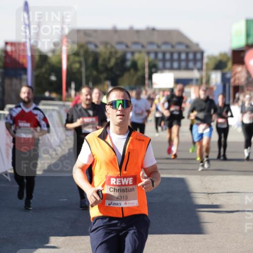 03.10.2025 - Köhlbrandbrückenlauf Jannik Wohlers http://msf.ph/oto/9069903 03.10.2025 13:14:09 Ziel 4313, 4641, 4728, 4785, 4809, 5727, 6318, 6735 meine-sportfotos.de