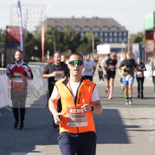 03.10.2025 - Köhlbrandbrückenlauf Jannik Wohlers http://msf.ph/oto/9069906 03.10.2025 13:14:09 Ziel 4313, 4641, 4728, 4785, 4809, 5727, 6318, 6735 meine-sportfotos.de