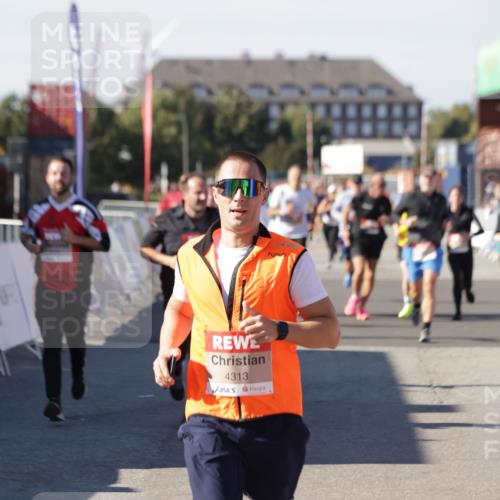 03.10.2025 - Köhlbrandbrückenlauf Jannik Wohlers http://msf.ph/oto/9069914 03.10.2025 13:14:09 Ziel 4313, 4641, 4728, 4785, 4809, 5727, 6318, 6735 meine-sportfotos.de