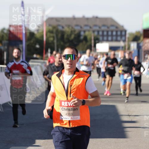 03.10.2025 - Köhlbrandbrückenlauf Jannik Wohlers http://msf.ph/oto/9069918 03.10.2025 13:14:09 Ziel 4313, 4641, 4728, 4785, 4809, 5727, 6318, 6735 meine-sportfotos.de