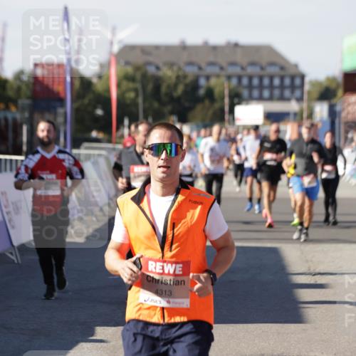 03.10.2025 - Köhlbrandbrückenlauf Jannik Wohlers http://msf.ph/oto/9069925 03.10.2025 13:14:09 Ziel 4313, 4641, 4728, 4785, 4809, 5727, 6318, 6735 meine-sportfotos.de