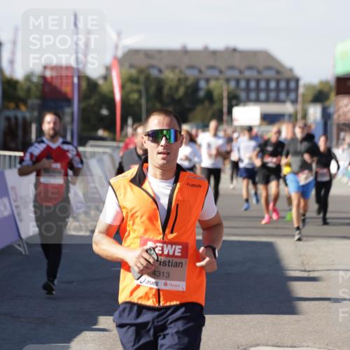 03.10.2025 - Köhlbrandbrückenlauf Jannik Wohlers http://msf.ph/oto/9069935 03.10.2025 13:14:09 Ziel 4313, 4641, 4728, 4785, 4809, 5727, 6318, 6735 meine-sportfotos.de