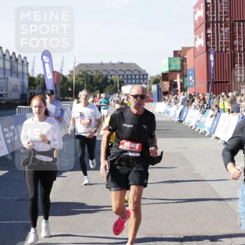 03.10.2025 - Köhlbrandbrückenlauf Jannik Wohlers http://msf.ph/oto/9070058 03.10.2025 13:14:16 Ziel 4313, 4437, 4569, 4641, 4728, 4776, 4785, 4809, 4888, 5282, 6327, 6418, 6735 meine-sportfotos.de