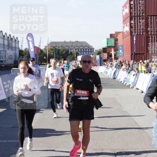 03.10.2025 - Köhlbrandbrückenlauf Jannik Wohlers http://msf.ph/oto/9070060 03.10.2025 13:14:17 Ziel 4313, 4437, 4569, 4641, 4728, 4776, 4785, 4809, 4888, 5282, 6327, 6418, 6735 meine-sportfotos.de