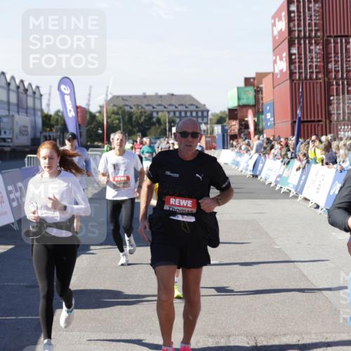 03.10.2025 - Köhlbrandbrückenlauf Jannik Wohlers http://msf.ph/oto/9070063 03.10.2025 13:14:17 Ziel 4313, 4437, 4569, 4641, 4728, 4776, 4785, 4809, 4888, 5282, 6327, 6418, 6735 meine-sportfotos.de