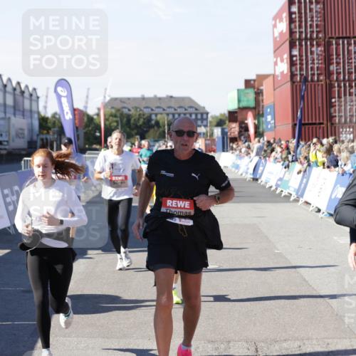 03.10.2025 - Köhlbrandbrückenlauf Jannik Wohlers http://msf.ph/oto/9070068 03.10.2025 13:14:17 Ziel 4313, 4437, 4569, 4641, 4728, 4776, 4785, 4809, 4888, 5282, 6327, 6418, 6735 meine-sportfotos.de