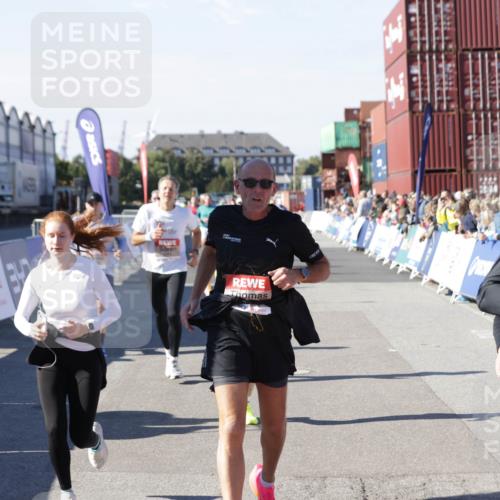03.10.2025 - Köhlbrandbrückenlauf Jannik Wohlers http://msf.ph/oto/9070071 03.10.2025 13:14:17 Ziel 4313, 4437, 4569, 4641, 4728, 4776, 4785, 4809, 4888, 5282, 6327, 6418, 6735 meine-sportfotos.de